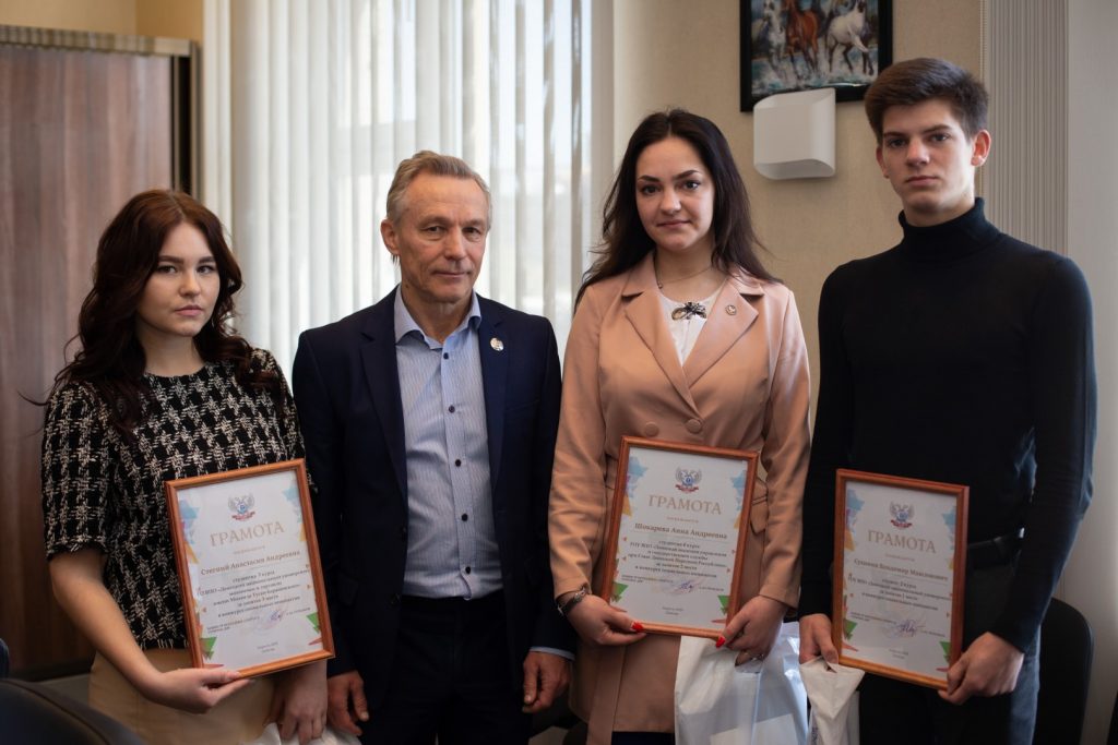 Александр Громаков наградил победителей конкурса социальных инициатив