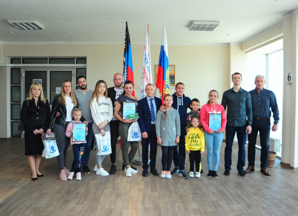 Александр Громаков наградил победителей конкурса «Спортивная семья»