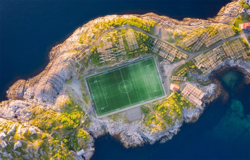 8 самых необычных футбольных стадионов мира